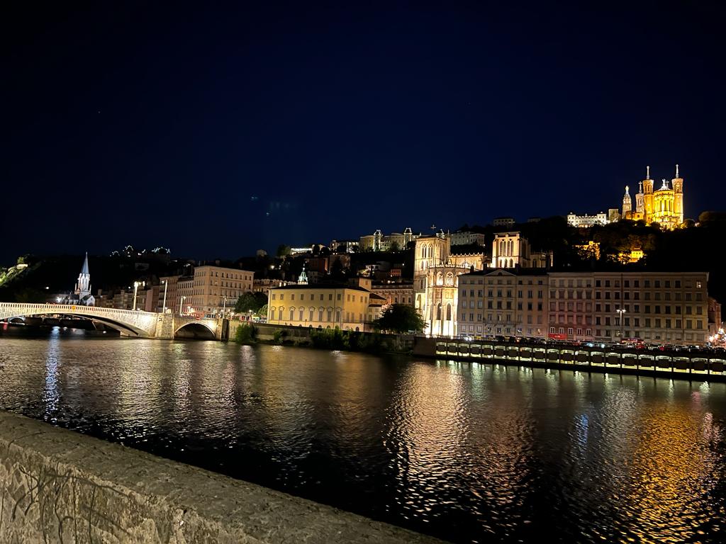 Quai de Saône la nuit Fourvière et St Jean